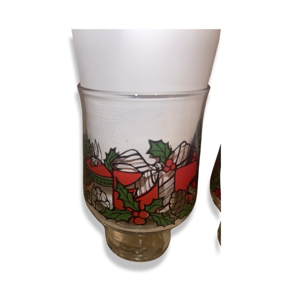 Vintage Set of 2 Holly and Berry Christmas Glasses: Great Condition: Barware - Picture 2 of 3